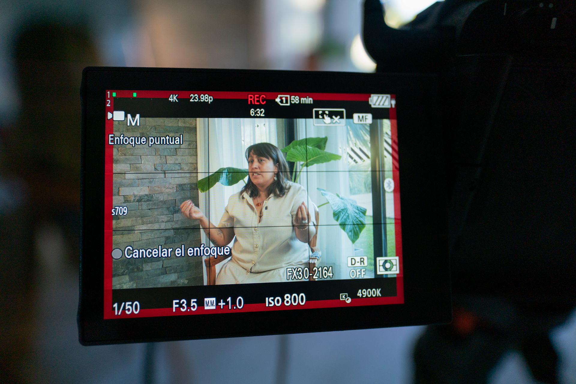 Visor de cámara grabando la entrevista